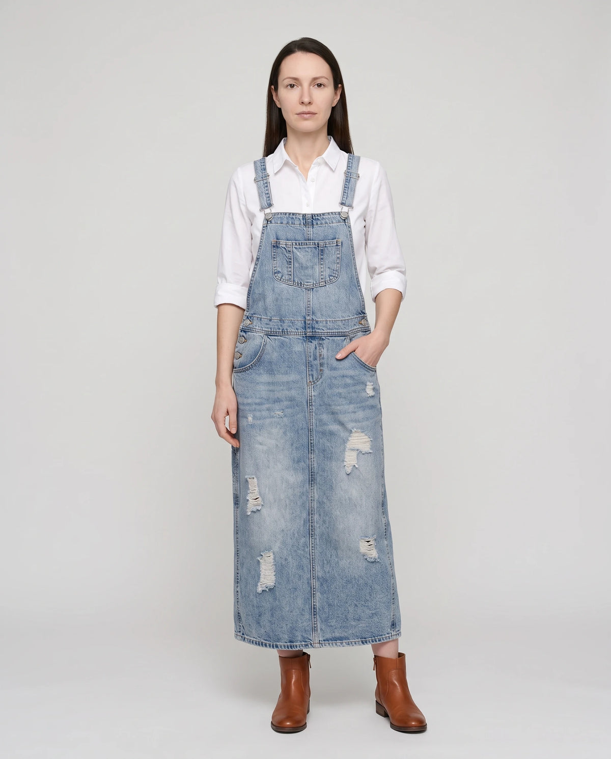 Robe salopette longue en denim Faubourg, coloris bleu clair, vue de face en pied