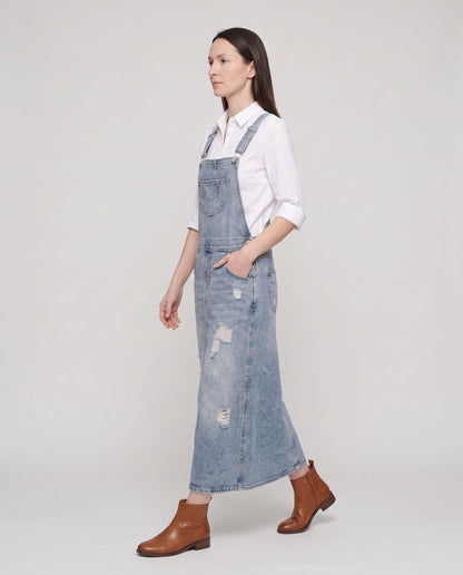 Robe salopette longue en denim Faubourg, coloris bleu clair, vue de profil en marche
