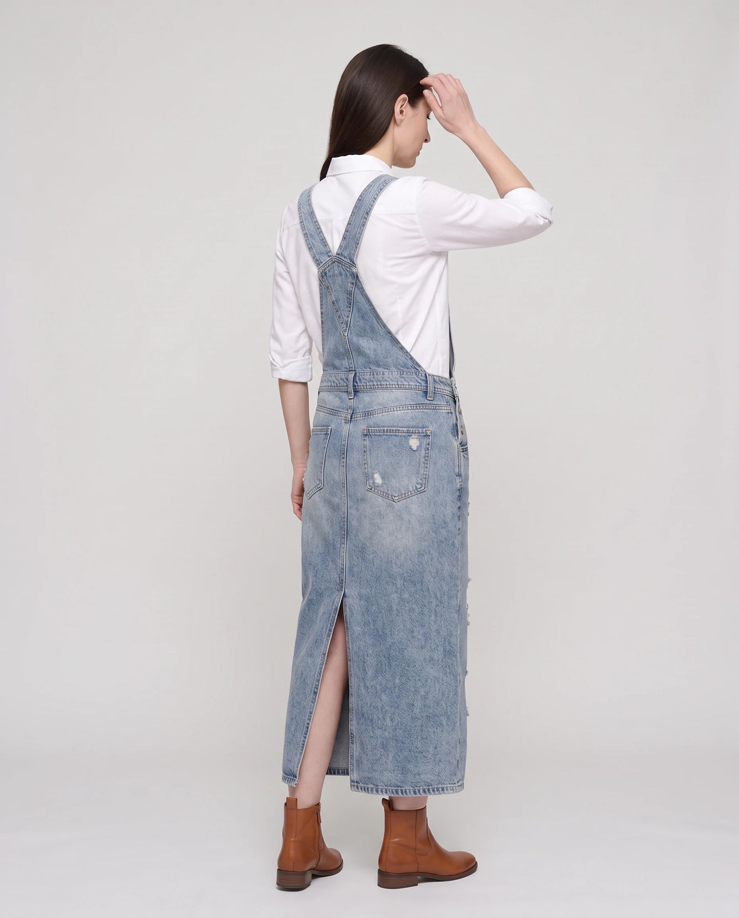 Robe salopette longue en denim Faubourg, coloris bleu clair, vue de dos avec bretelles croisées et fente
