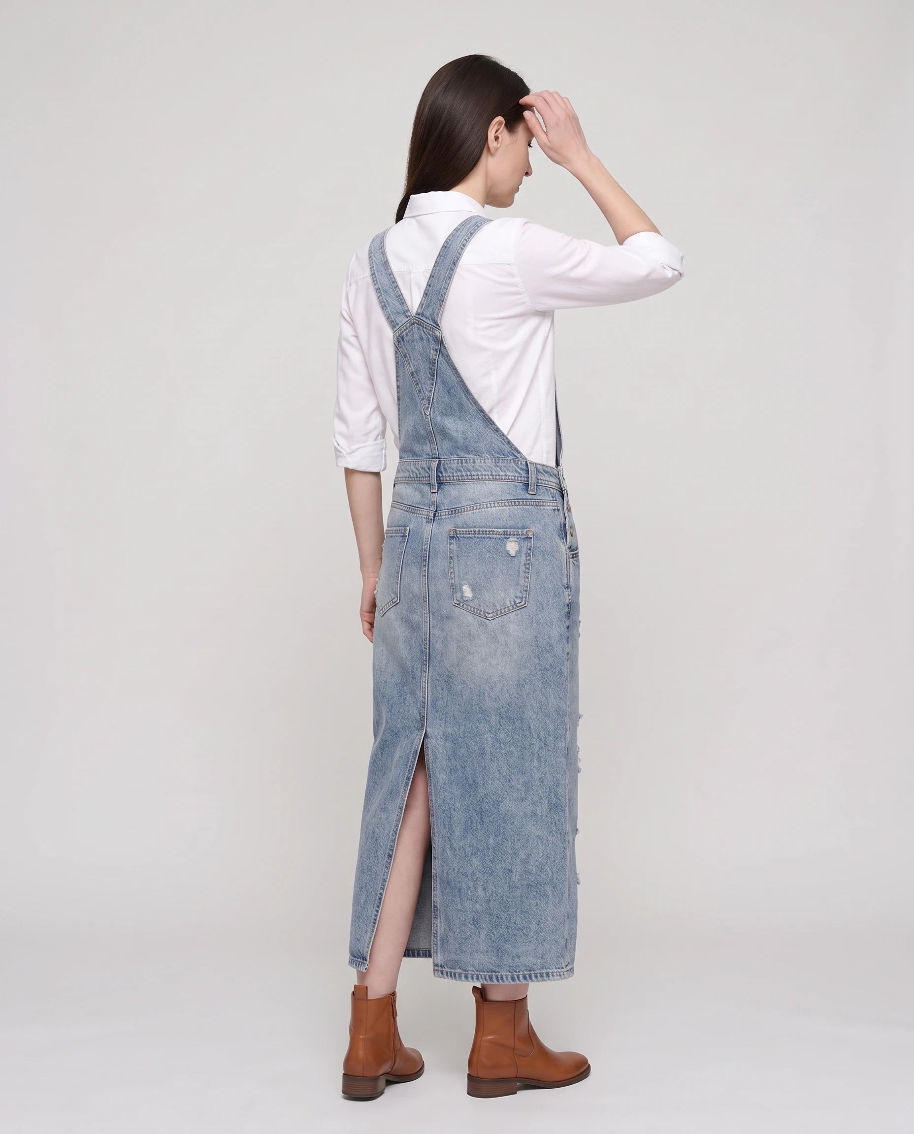 Robe salopette longue en denim Faubourg, coloris bleu clair, vue de dos avec bretelles croisées et fente
