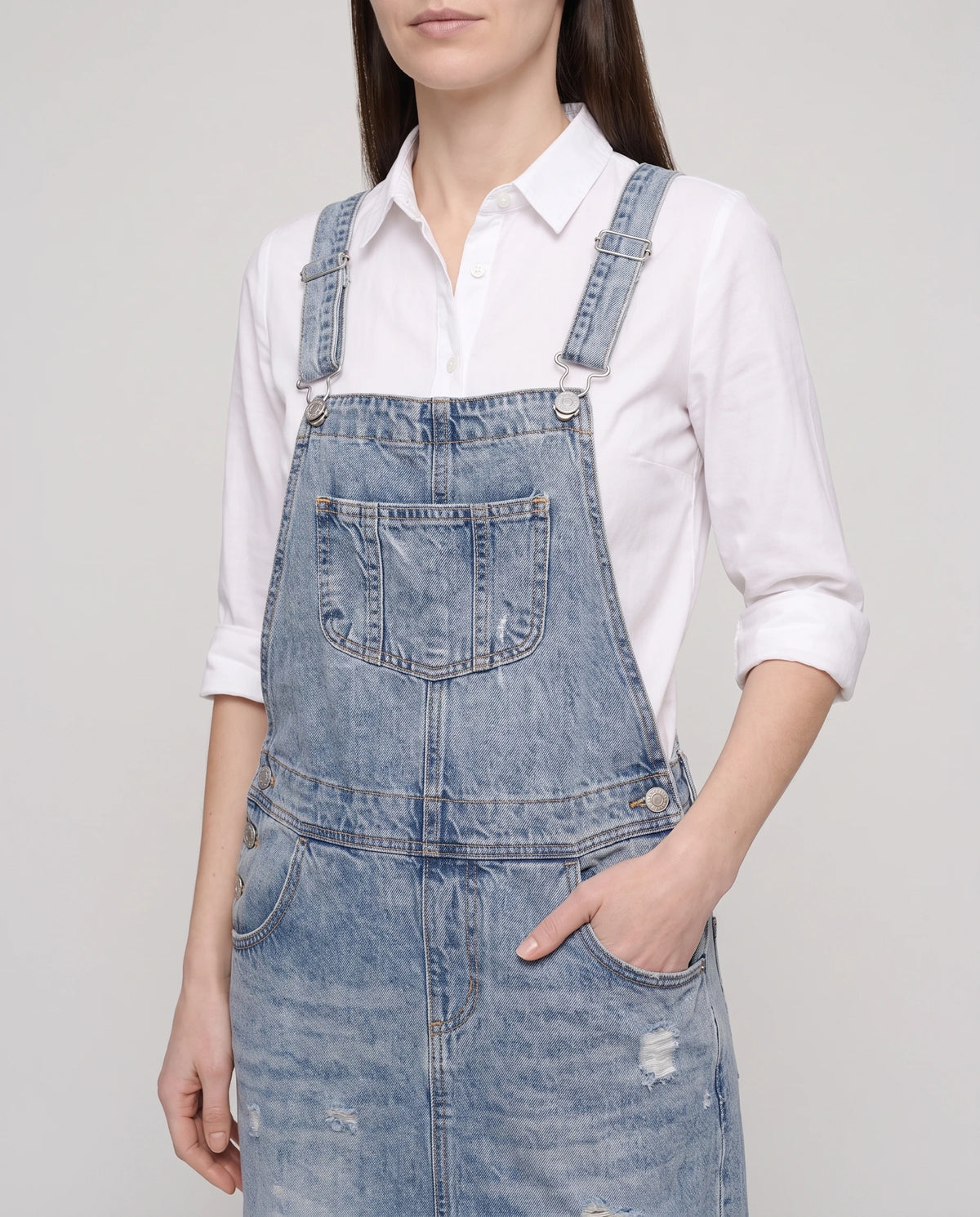 Robe salopette longue en denim Faubourg, coloris bleu clair, détail de la bavette et des boucles