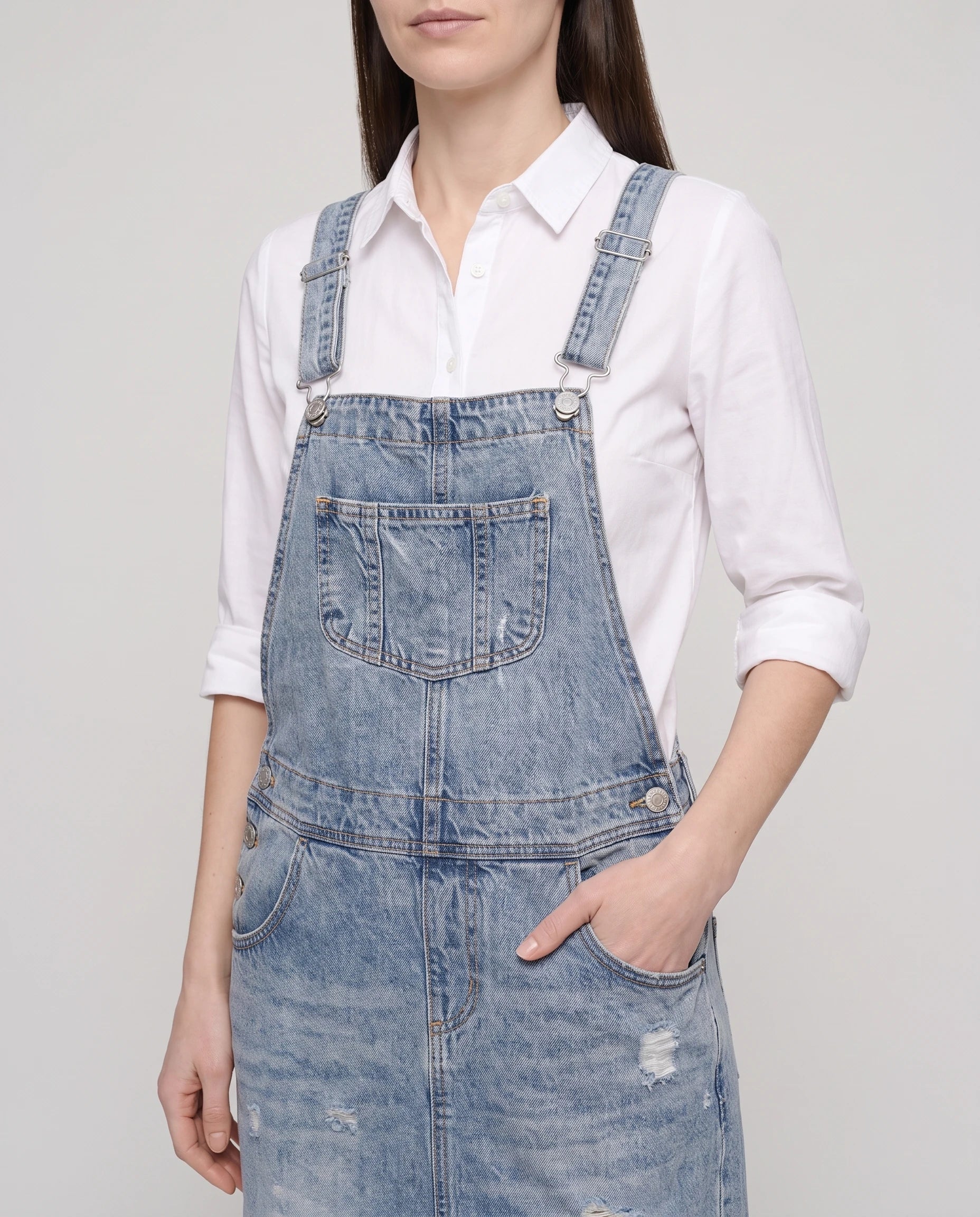 Robe salopette longue en denim Faubourg, coloris bleu clair, détail de la bavette et des boucles