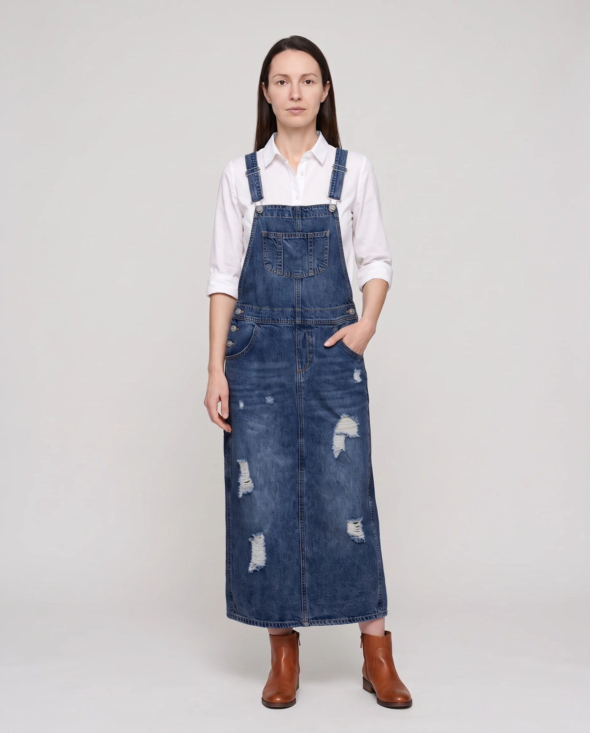 Robe salopette longue en denim Faubourg, coloris bleu foncé, vue de face en pied