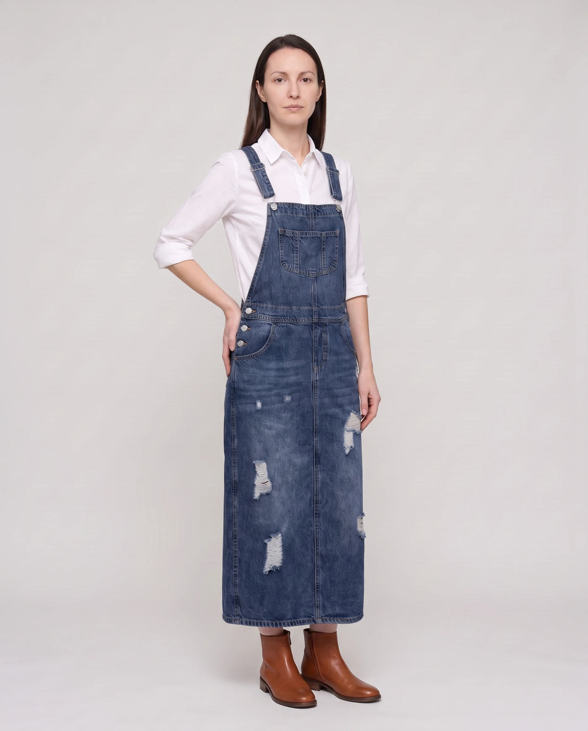 Robe salopette longue en denim Faubourg, coloris bleu foncé, vue de trois quarts