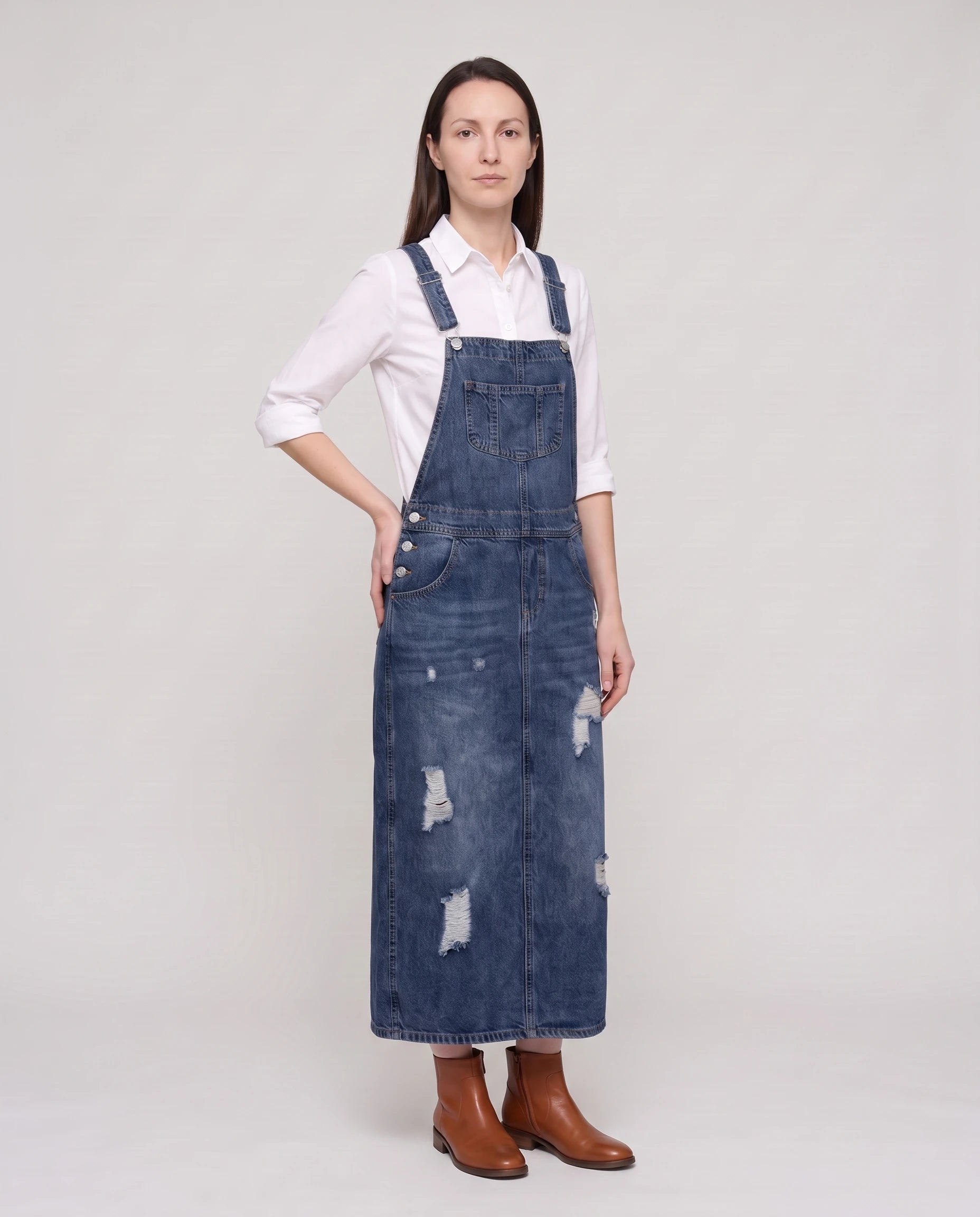 Robe salopette longue en denim Faubourg, coloris bleu foncé, vue de trois quarts