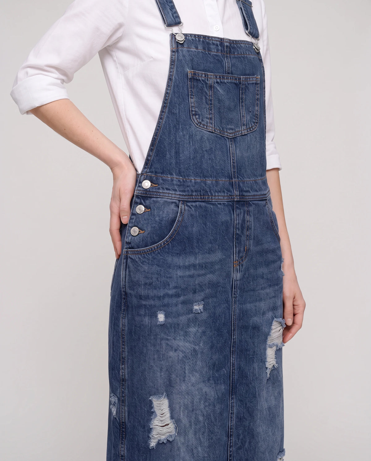 Robe salopette longue en denim Faubourg, coloris bleu foncé, détail des boutons latéraux et de la poche