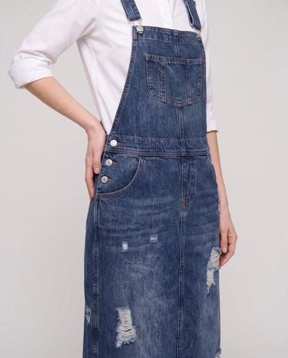 Robe salopette longue en denim Faubourg, coloris bleu foncé, détail des boutons latéraux et de la poche