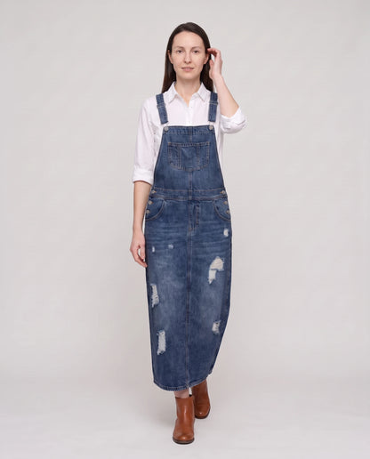 Robe salopette longue en denim Faubourg, coloris bleu foncé, vue de face en marche