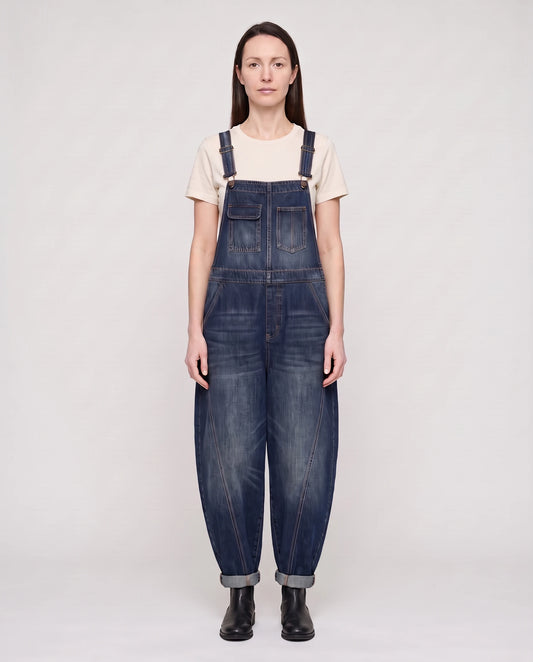 Salopette femme en denim coupe ballon La Baroudeuse, coloris bleu foncé, vue de face en pied