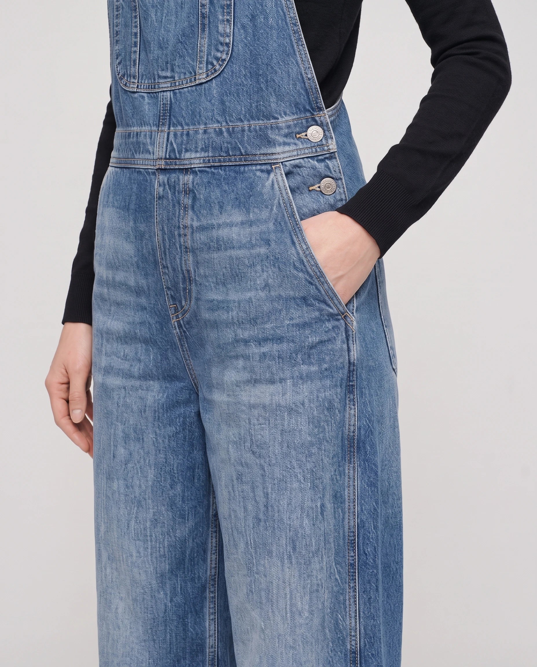 Salopette femme en denim jambes larges La Bourgeoise, coloris bleu, détail de la bavette et des boucles
