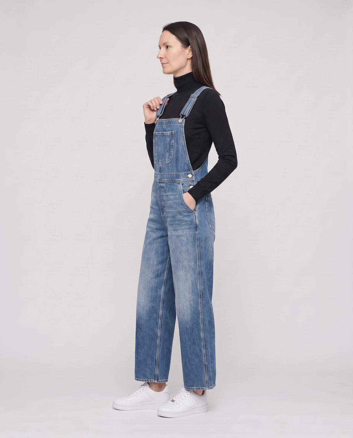 Salopette femme en denim jambes larges La Bourgeoise, coloris bleu, vue de trois quarts en marche