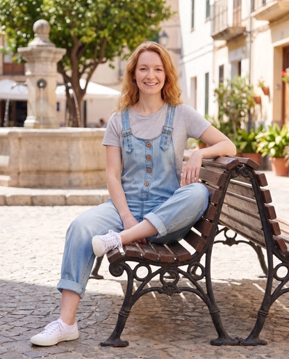 Salopette femme ample effet denim La Tournée, coloris bleu clair, portée en ville