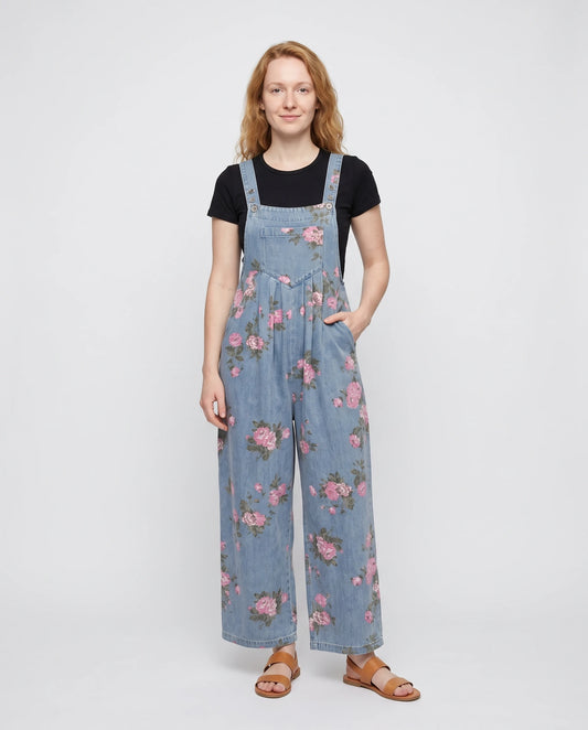 Salopette femme large en denim fleuri La Fleurie, coloris bleu clair fleuri, vue de face en pied