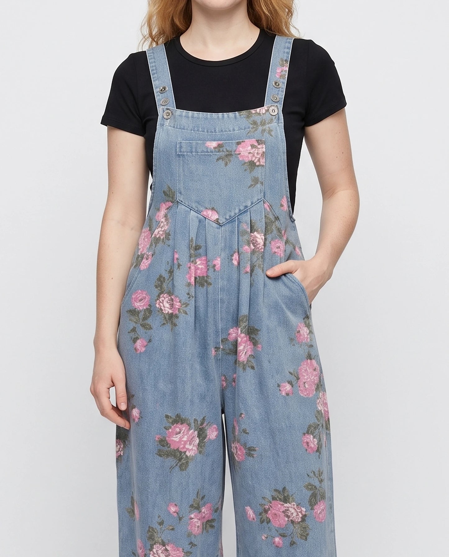Salopette femme large en denim fleuri La Fleurie, coloris bleu clair fleuri, détail de la bavette et de l'imprimé
