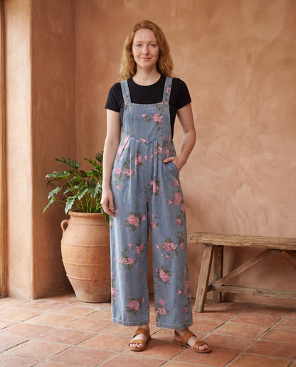 Salopette femme large en denim fleuri La Fleurie, coloris bleu clair fleuri, portée en intérieur