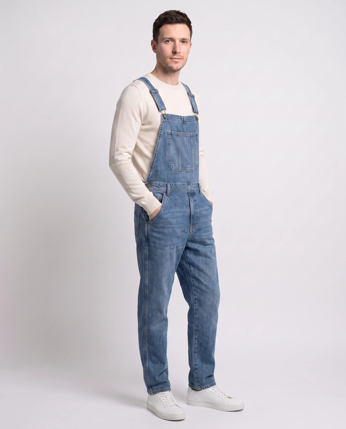 Salopette homme en jean Le Métro Bleu, coloris bleu foncé, vue de trois quarts