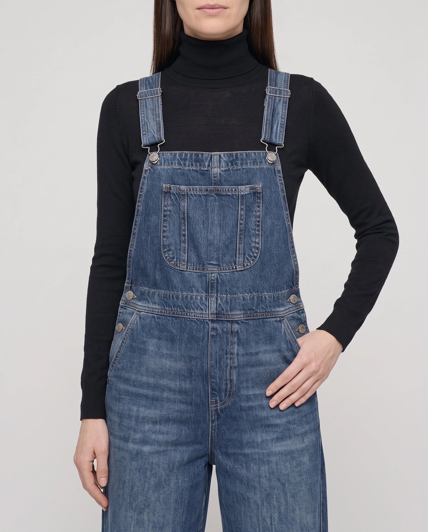 Salopette femme en denim jambes larges La Bourgeoise, coloris bleu foncé, détail de la bavette et des boucles