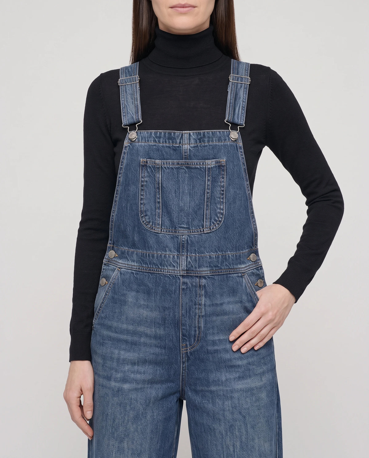 Salopette femme en denim jambes larges La Bourgeoise, coloris bleu foncé, détail de la bavette et des boucles