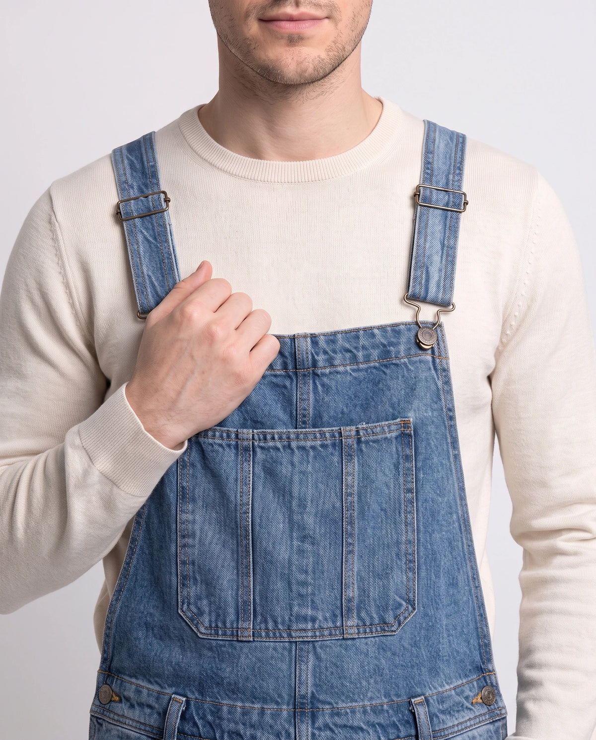 Salopette homme en jean Le Métro Bleu, coloris bleu foncé, détail de la bavette et des bretelles réglables