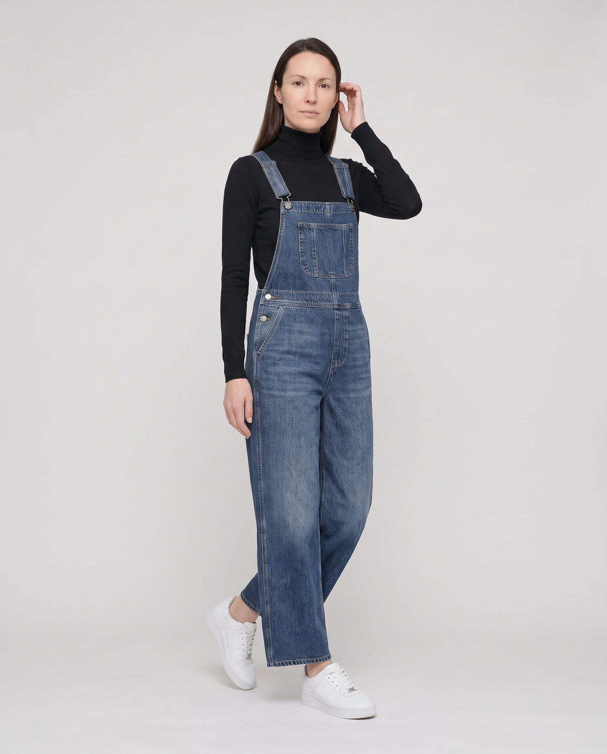 Salopette femme en denim jambes larges La Bourgeoise, coloris bleu foncé, vue de trois quarts en marche