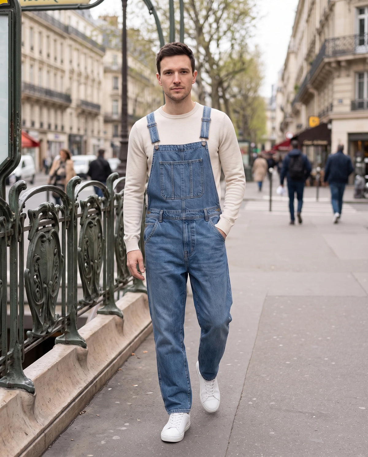 Salopette homme en jean Le Métro Bleu, coloris bleu foncé, portée en ville