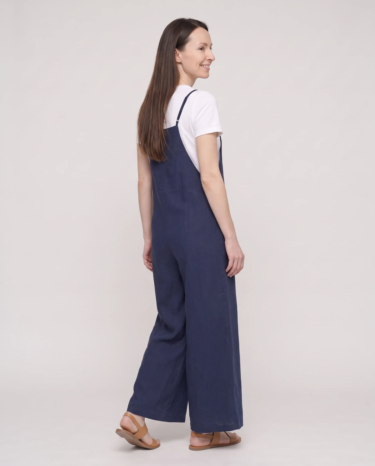 Salopette femme large en coton et lin La Palazzo, coloris bleu marine, vue de dos de trois quarts