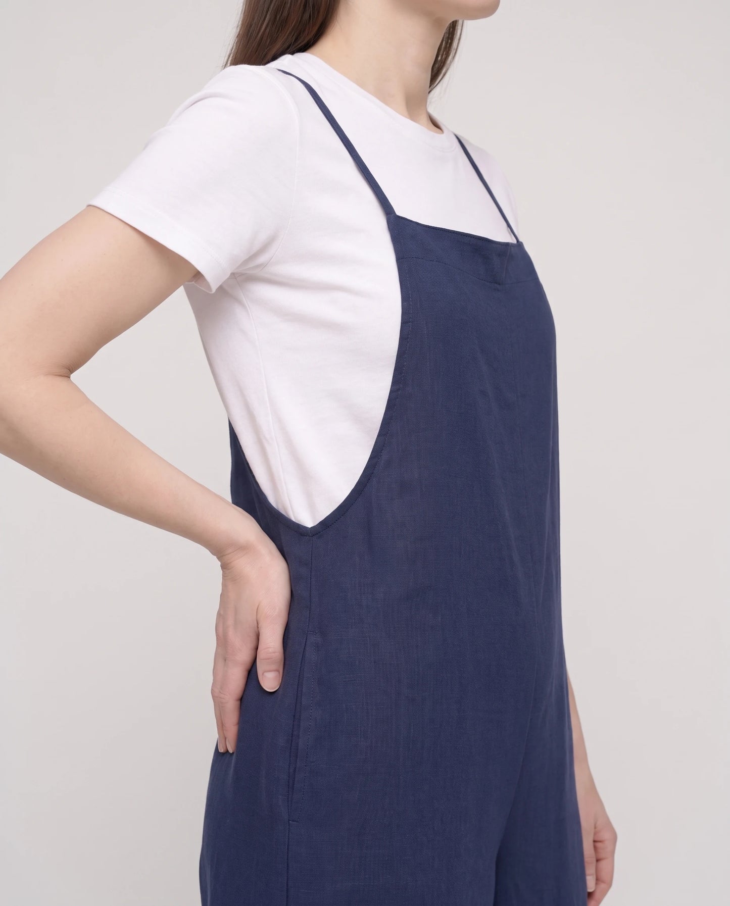 Salopette femme large en coton et lin La Palazzo, coloris bleu marine, détail de la bavette et de la poche