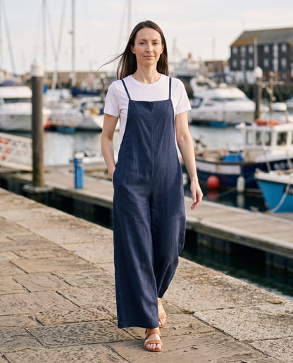Salopette femme large en coton et lin La Palazzo, coloris bleu marine, portée en ville