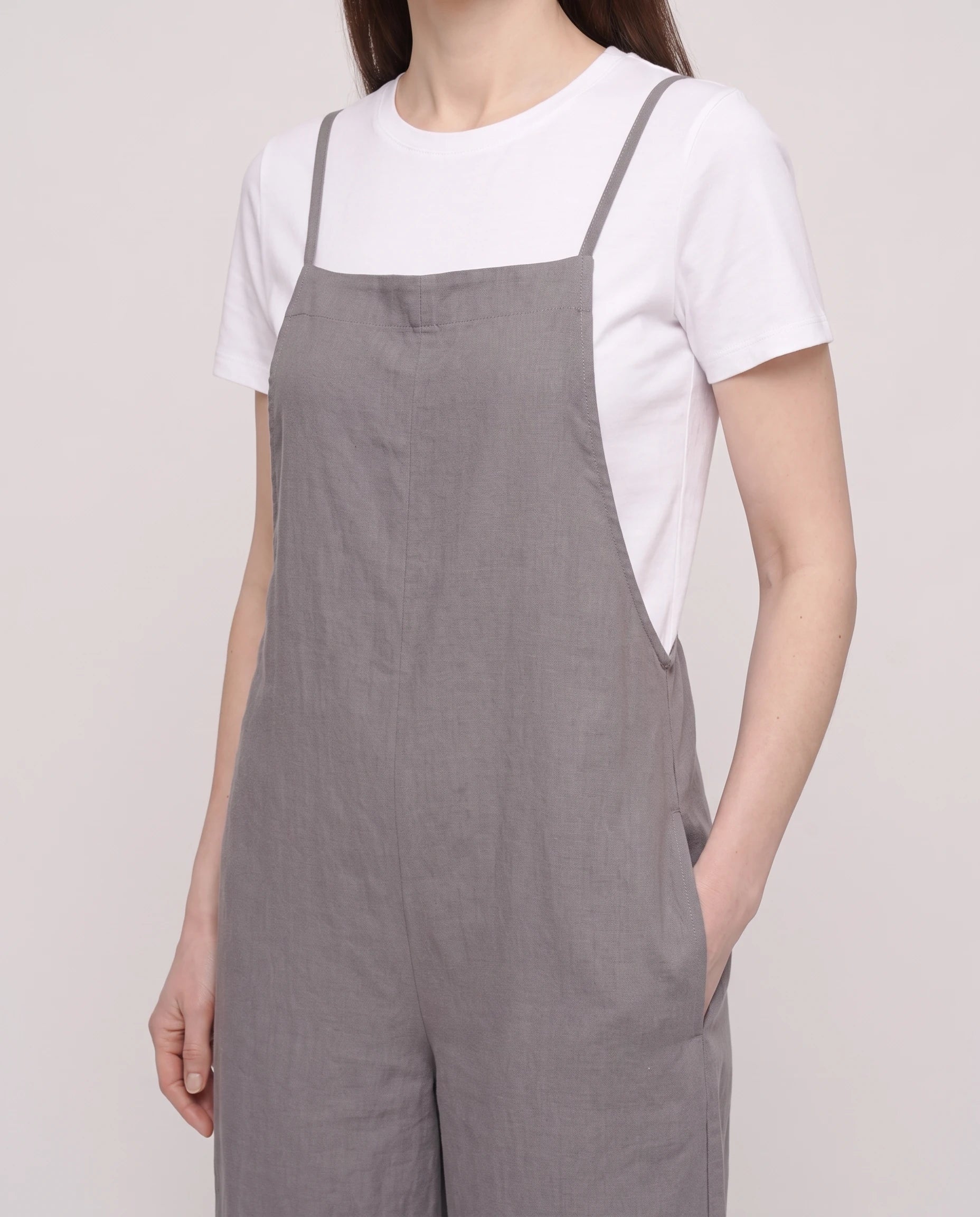 Salopette femme large en coton et lin La Palazzo, coloris gris, détail de la bavette et de la poche