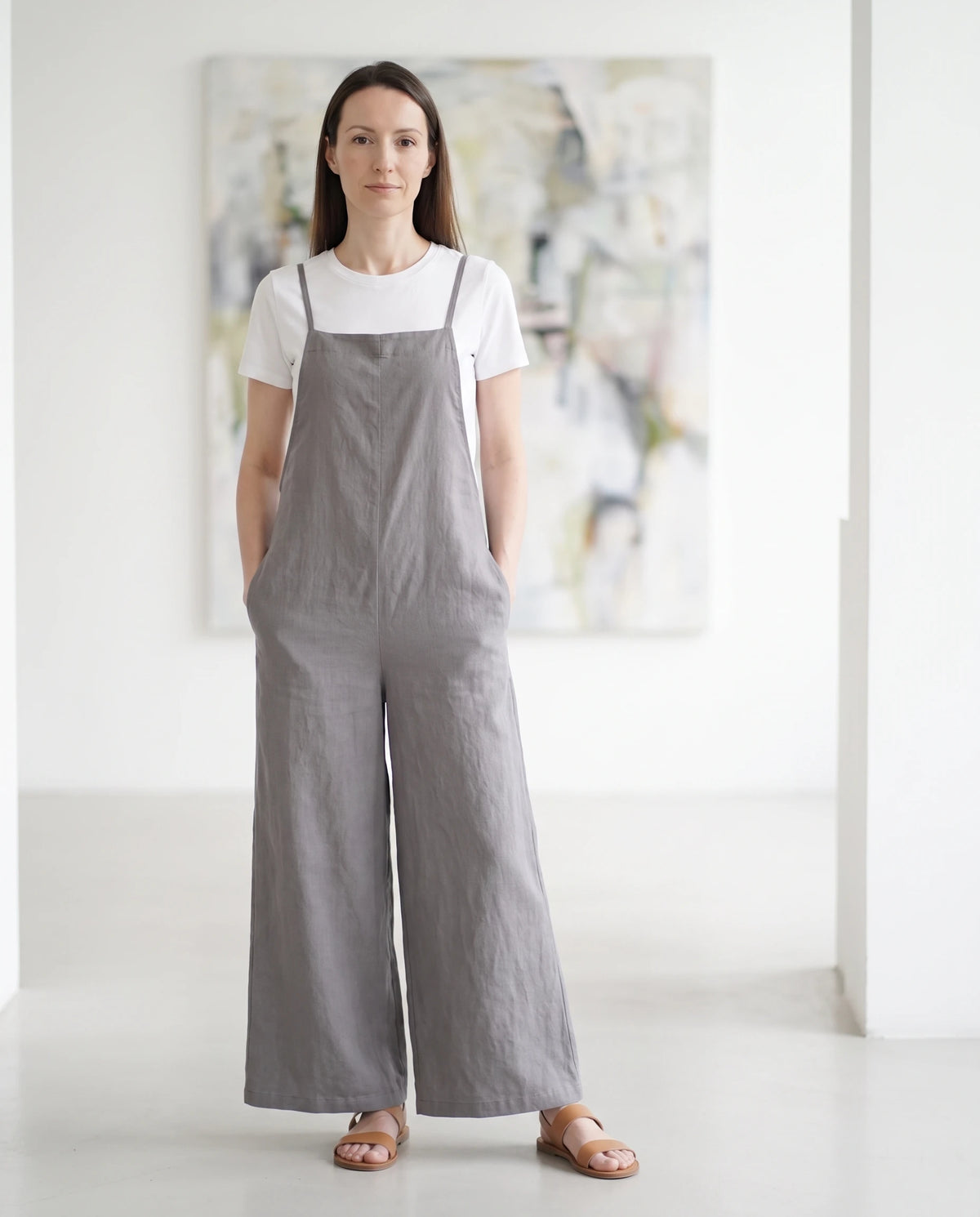 Salopette femme large en coton et lin La Palazzo, coloris gris, portée en ville