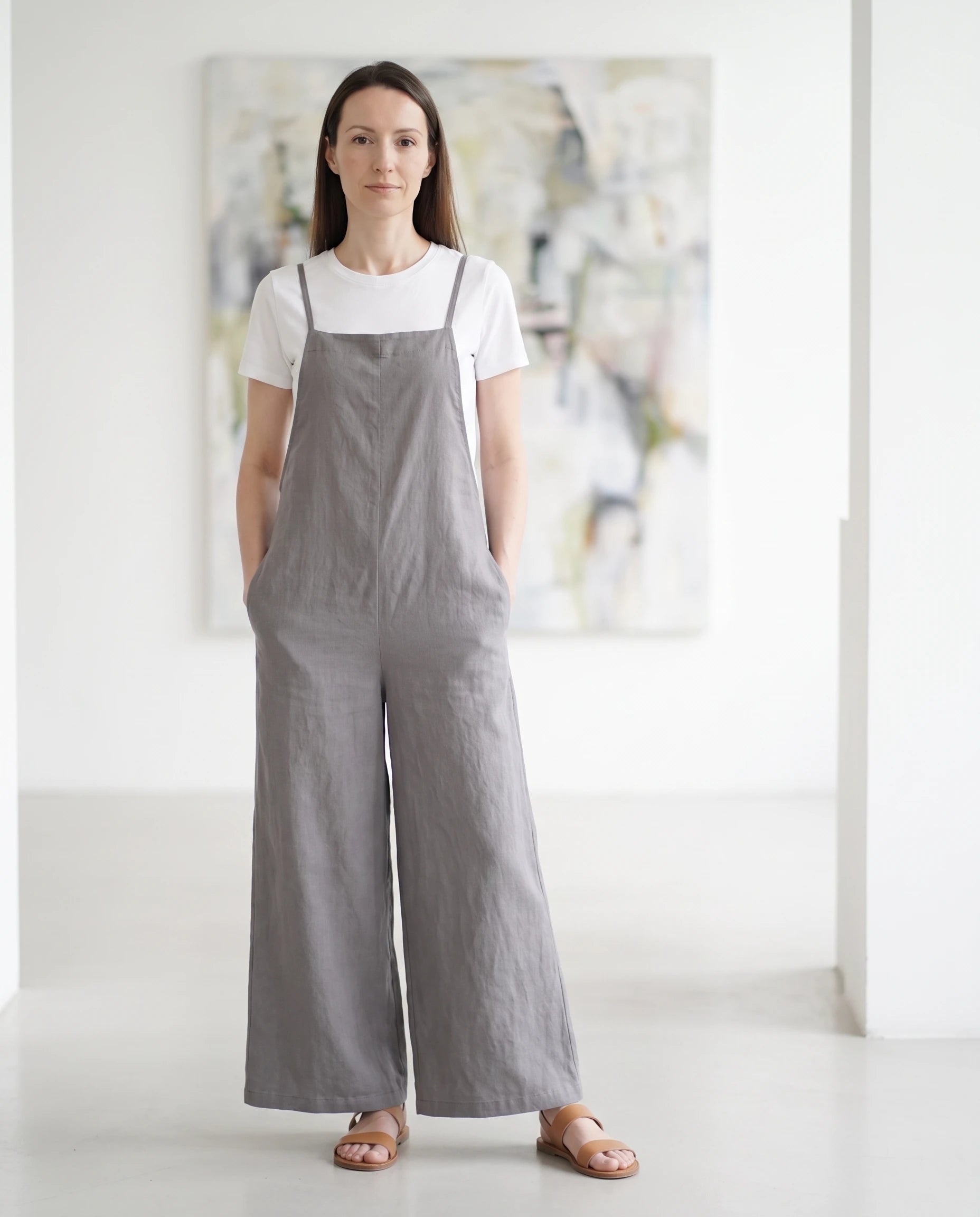 Salopette femme large en coton et lin La Palazzo, coloris gris, portée en ville