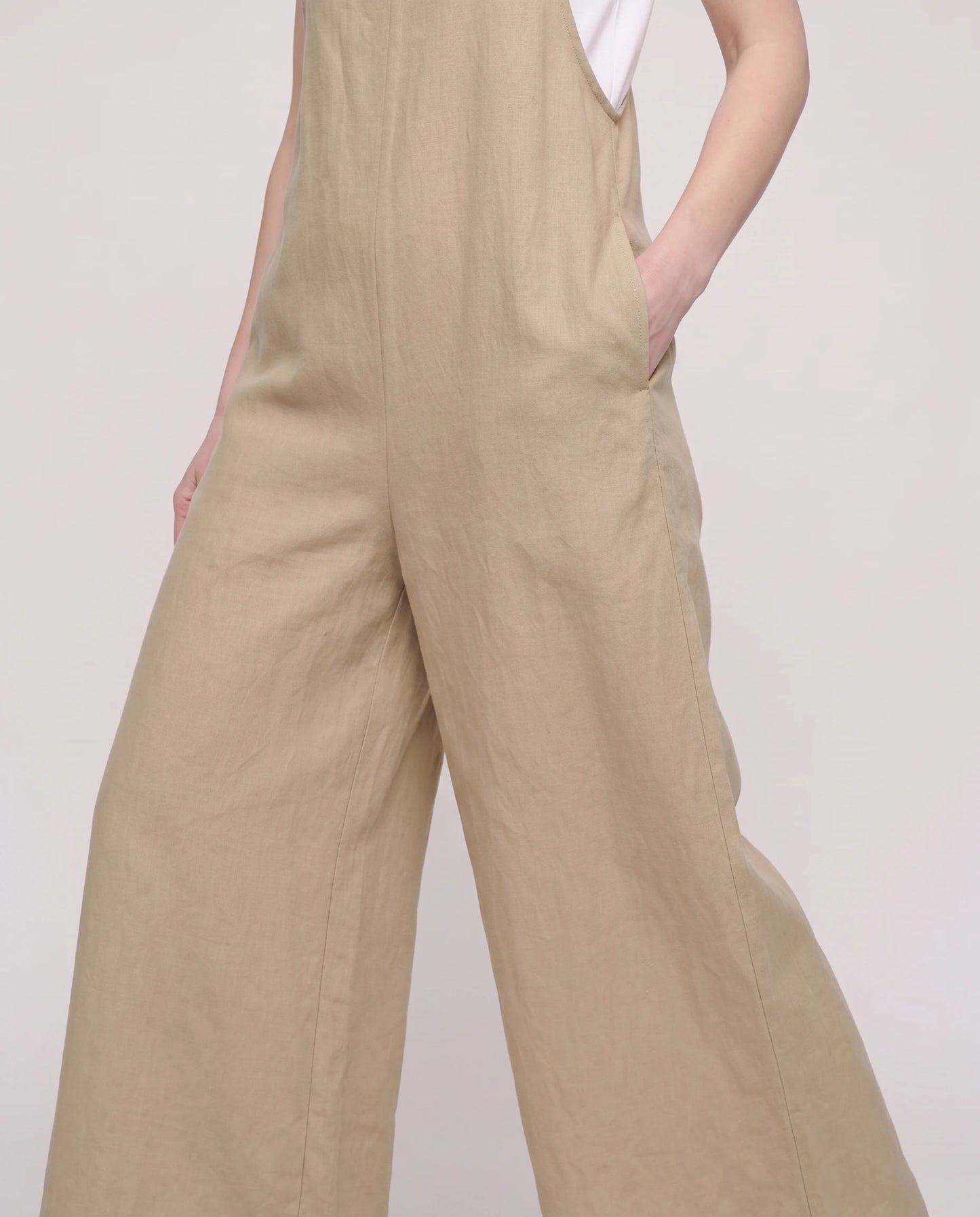 Salopette femme large en coton et lin La Palazzo, coloris kaki clair, détail de la bavette et de la poche