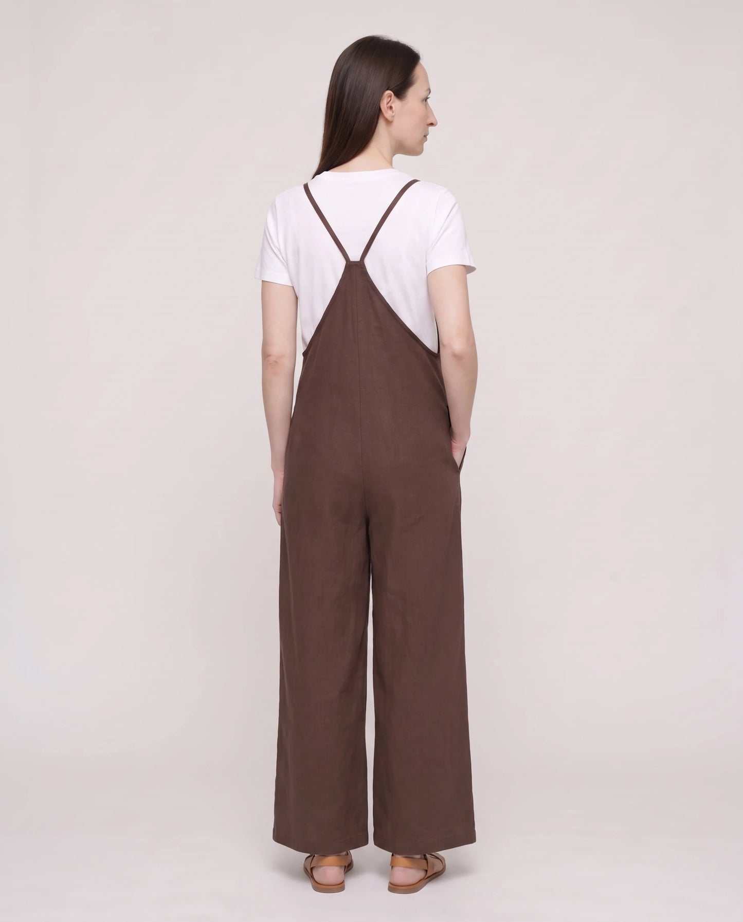 Salopette femme large en coton et lin La Palazzo, coloris marron, vue de dos de trois quarts