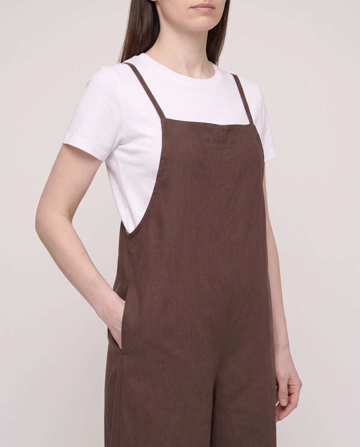 Salopette femme large en coton et lin La Palazzo, coloris marron, détail de la bavette et de la poche