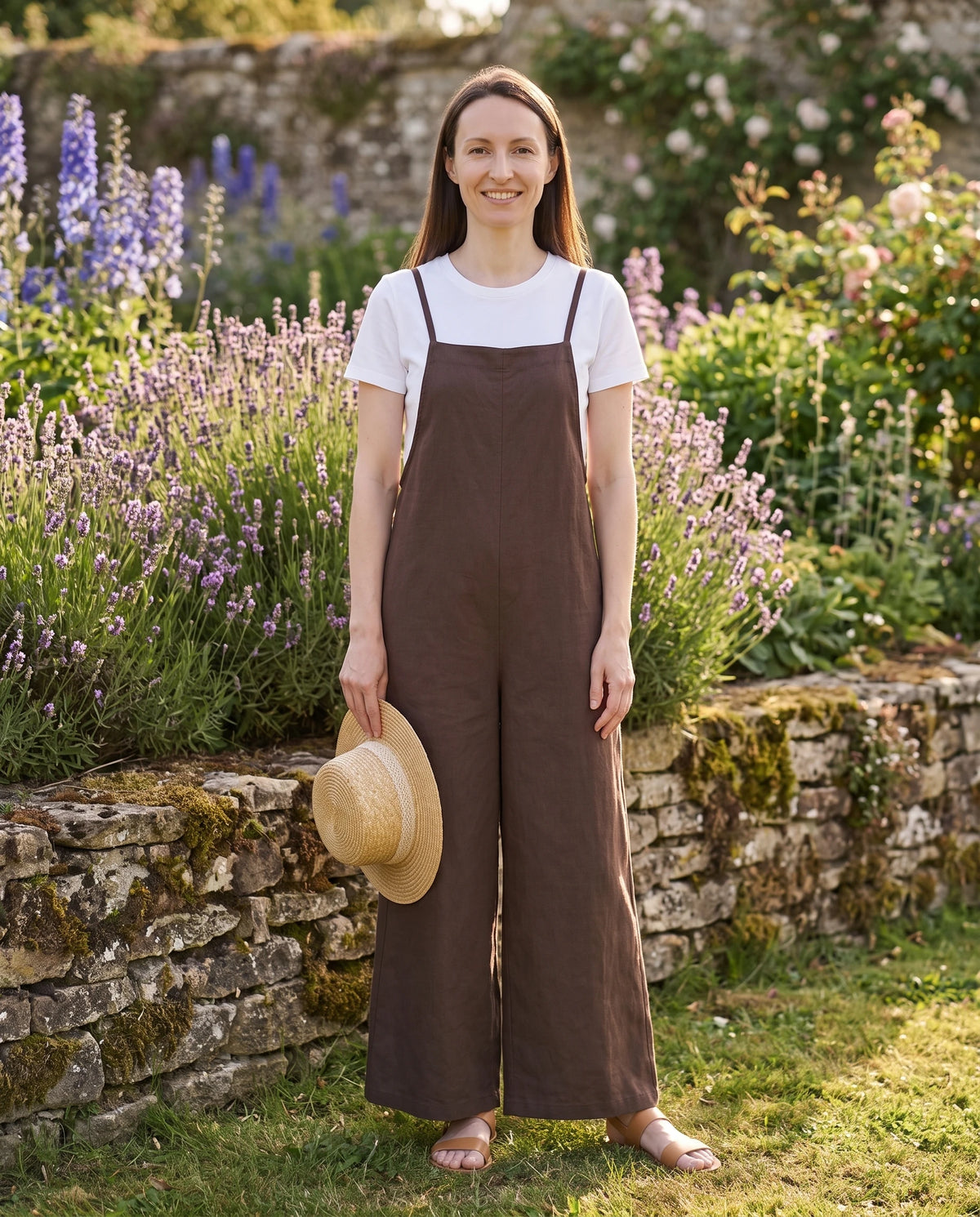 Salopette femme large en coton et lin La Palazzo, coloris marron, portée en ville