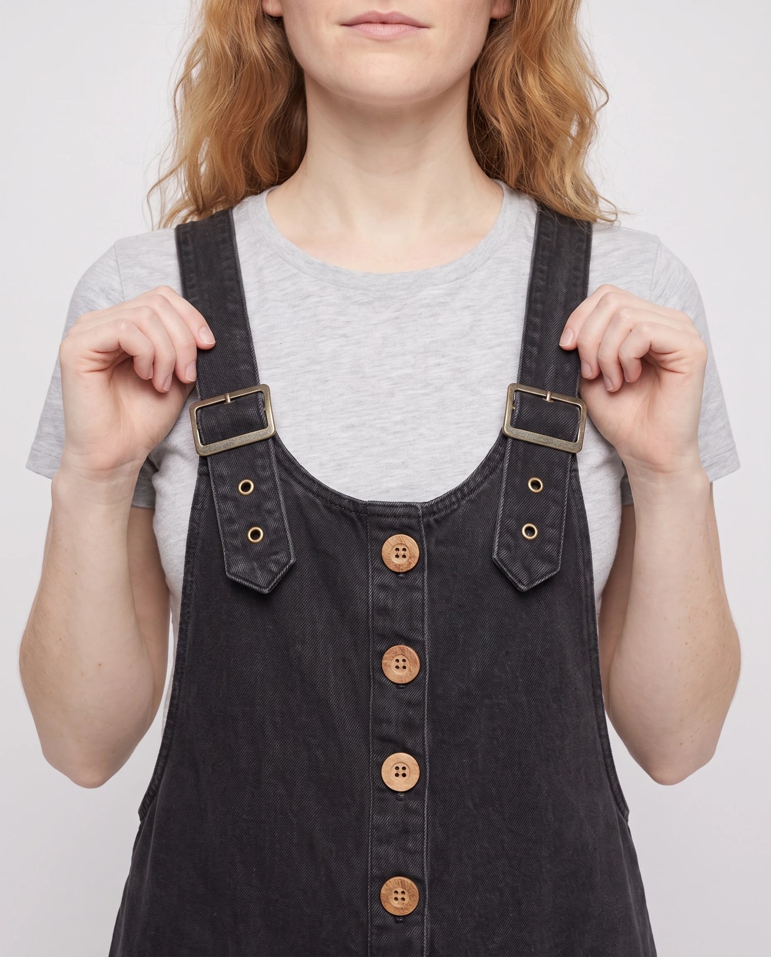 Salopette femme ample effet denim La Tournée, coloris noir, détail des bretelles à œillets et de la bavette boutonnée
