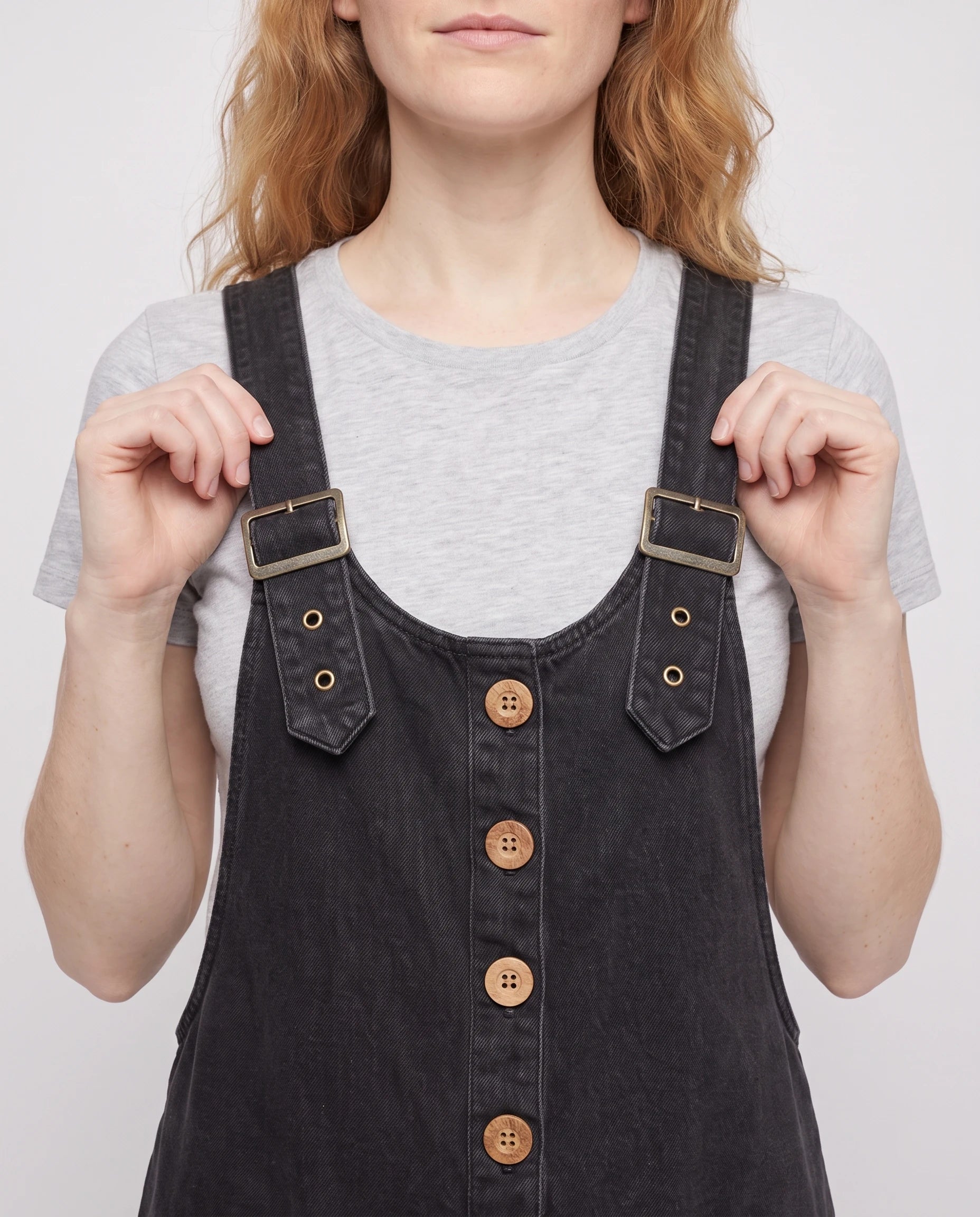 Salopette femme ample effet denim La Tournée, coloris noir, détail des bretelles à œillets et de la bavette boutonnée