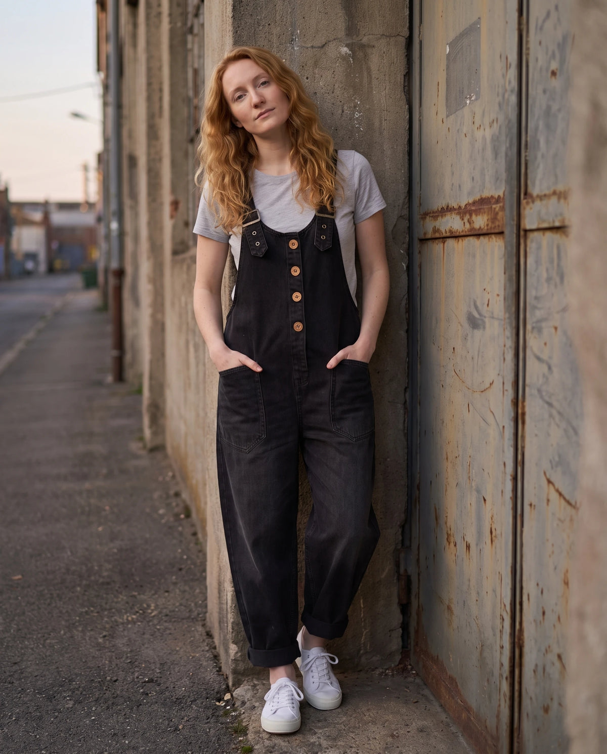 Salopette femme ample effet denim La Tournée, coloris noir, portée en ville