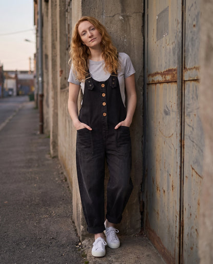 Salopette femme ample effet denim La Tournée, coloris noir, portée en ville