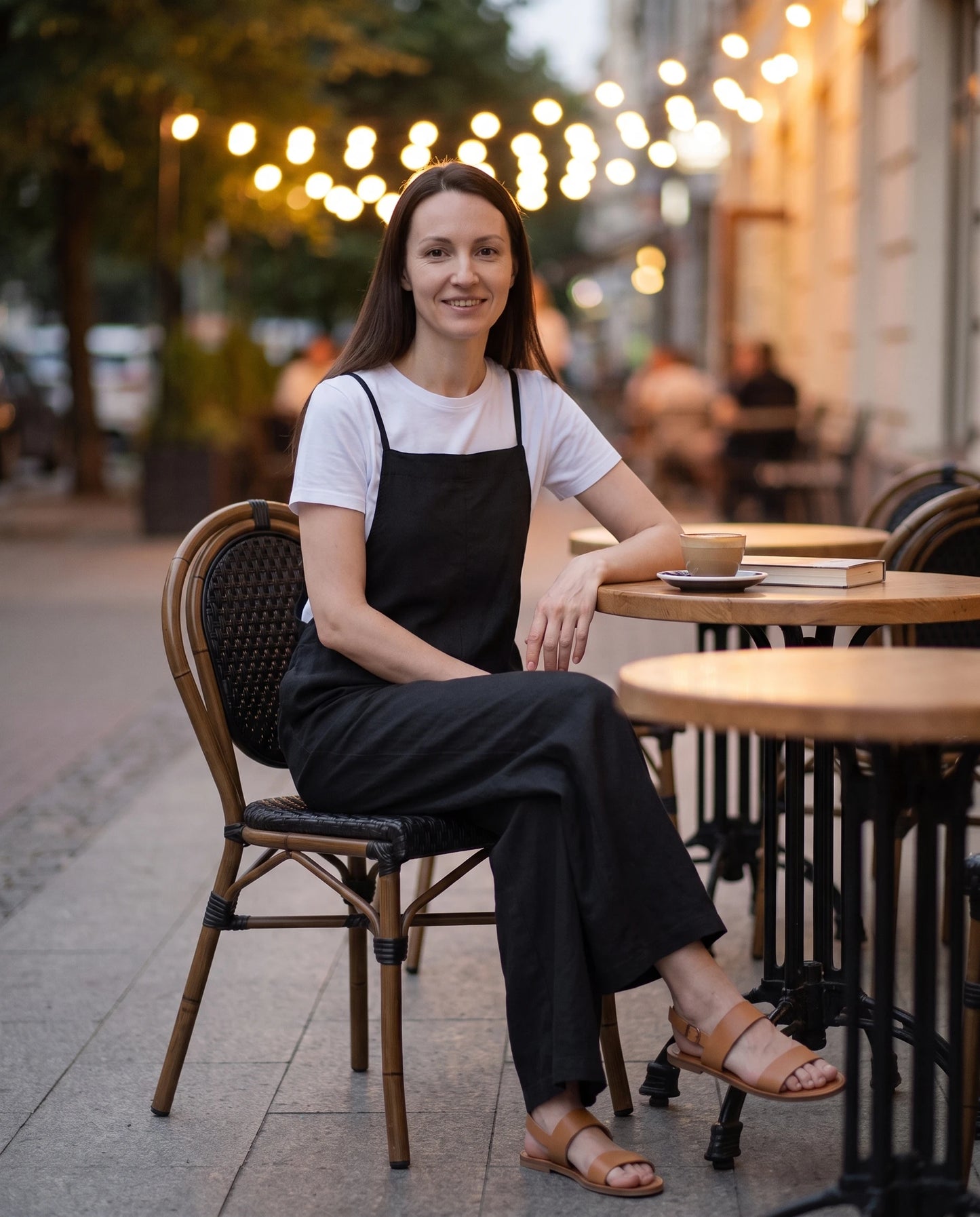 Salopette femme large en coton et lin La Palazzo, coloris noir, portée en ville