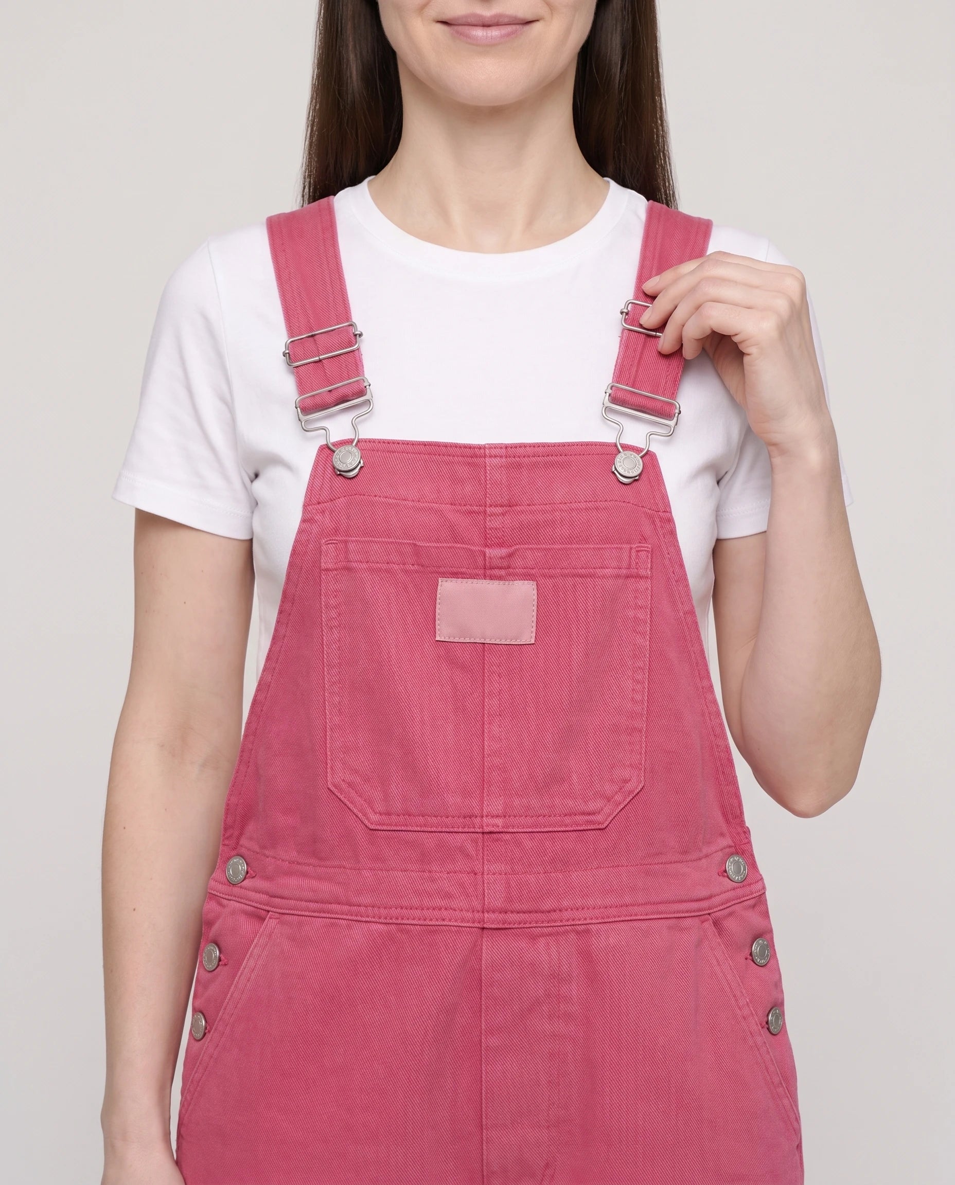 Salopette femme rose en denim La Framboise, coloris rose framboise, détail de la bavette et de l'étiquette