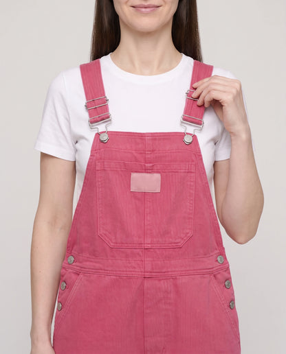 Salopette femme rose en denim La Framboise, coloris rose framboise, détail de la bavette et de l'étiquette