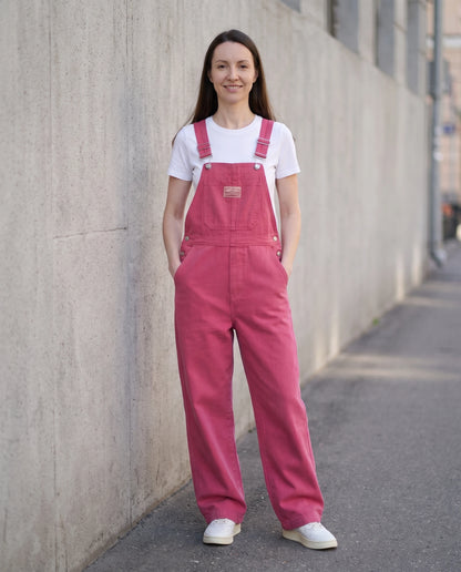Salopette femme rose en denim La Framboise, coloris rose framboise, portée en ville