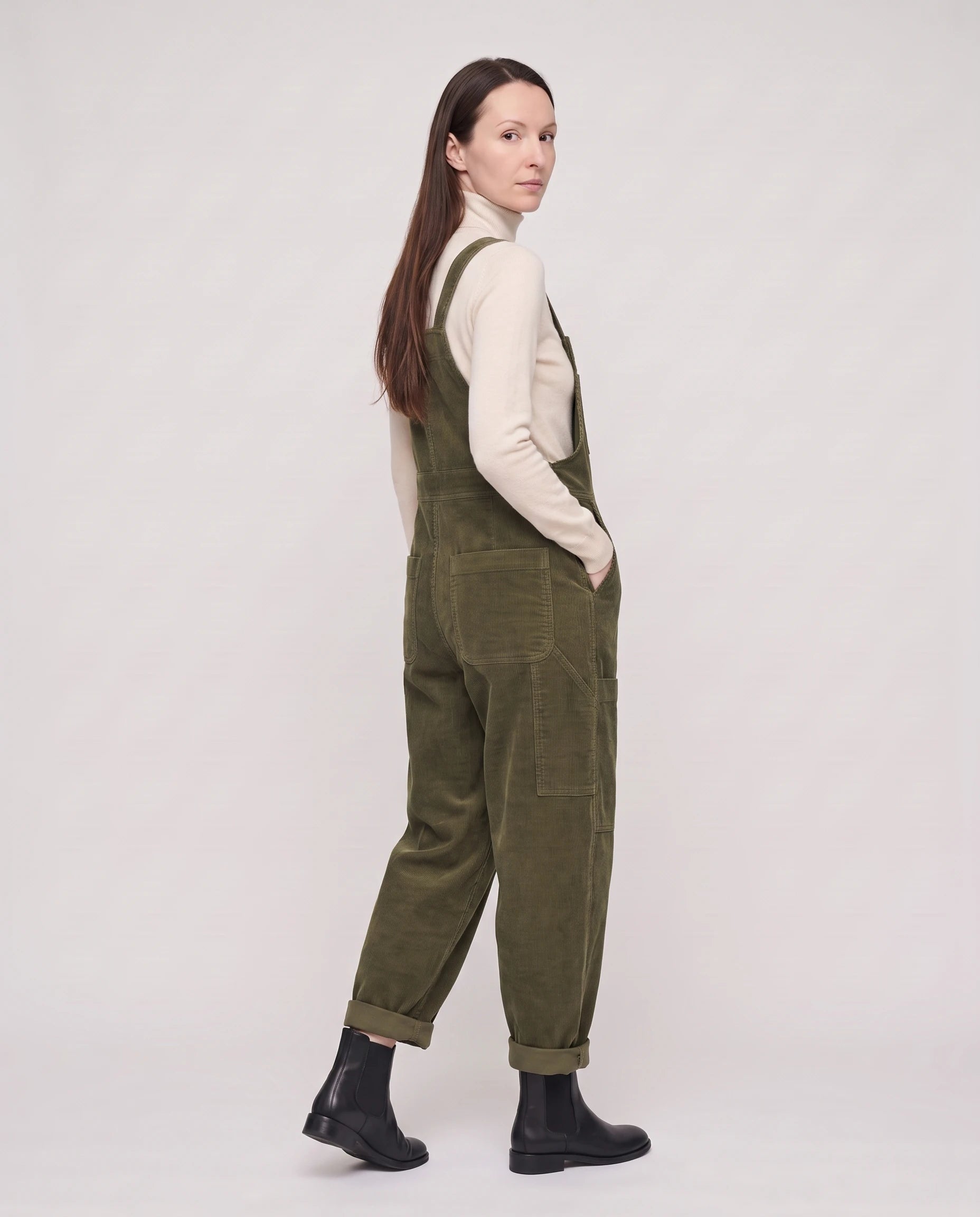 Salopette femme en velours côtelé La Terrienne, coloris vert armée, vue de dos