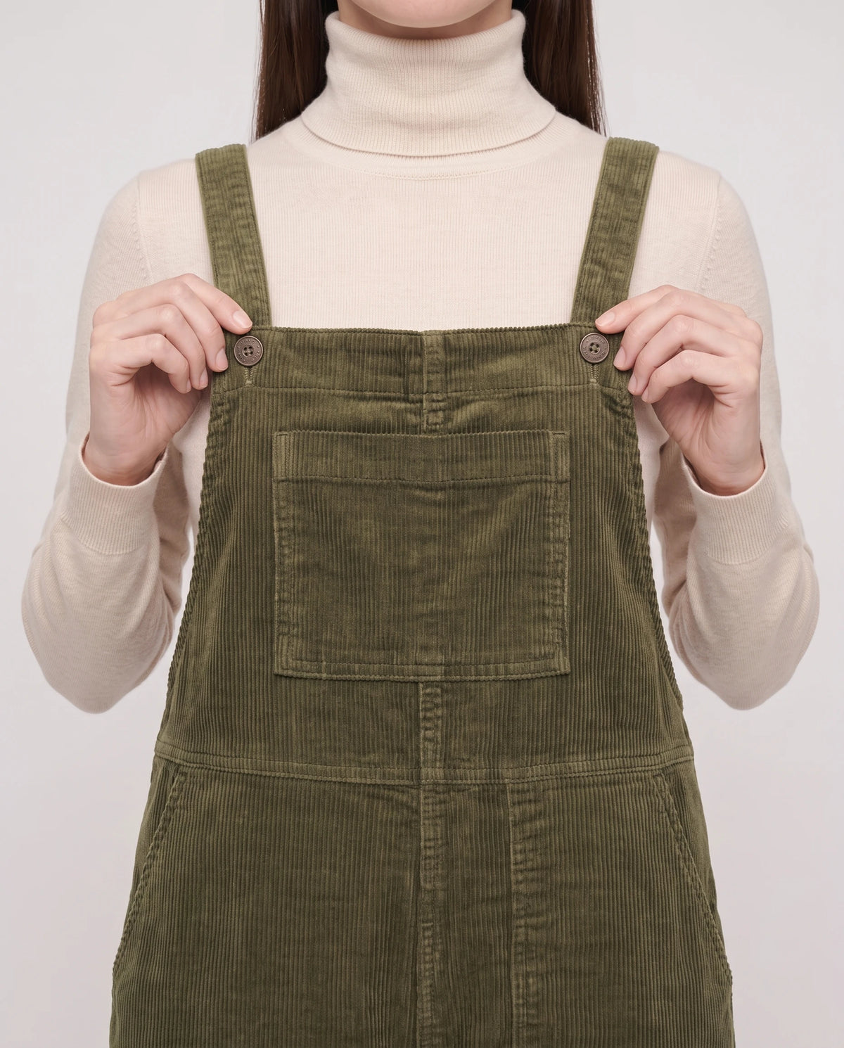 Salopette femme en velours côtelé La Terrienne, coloris vert armée, détail des deux grandes poches plaquées décalées sur les cuisses