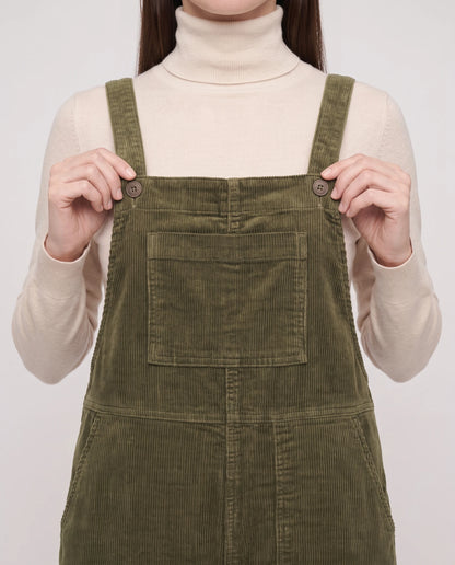 Salopette femme en velours côtelé La Terrienne, coloris vert armée, détail des deux grandes poches plaquées décalées sur les cuisses