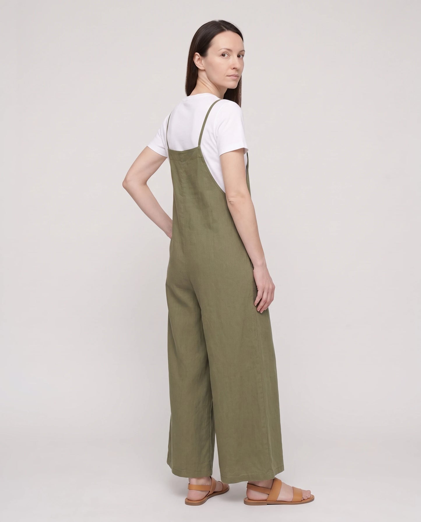 Salopette femme large en coton et lin La Palazzo, coloris vert militaire, vue de dos de trois quarts