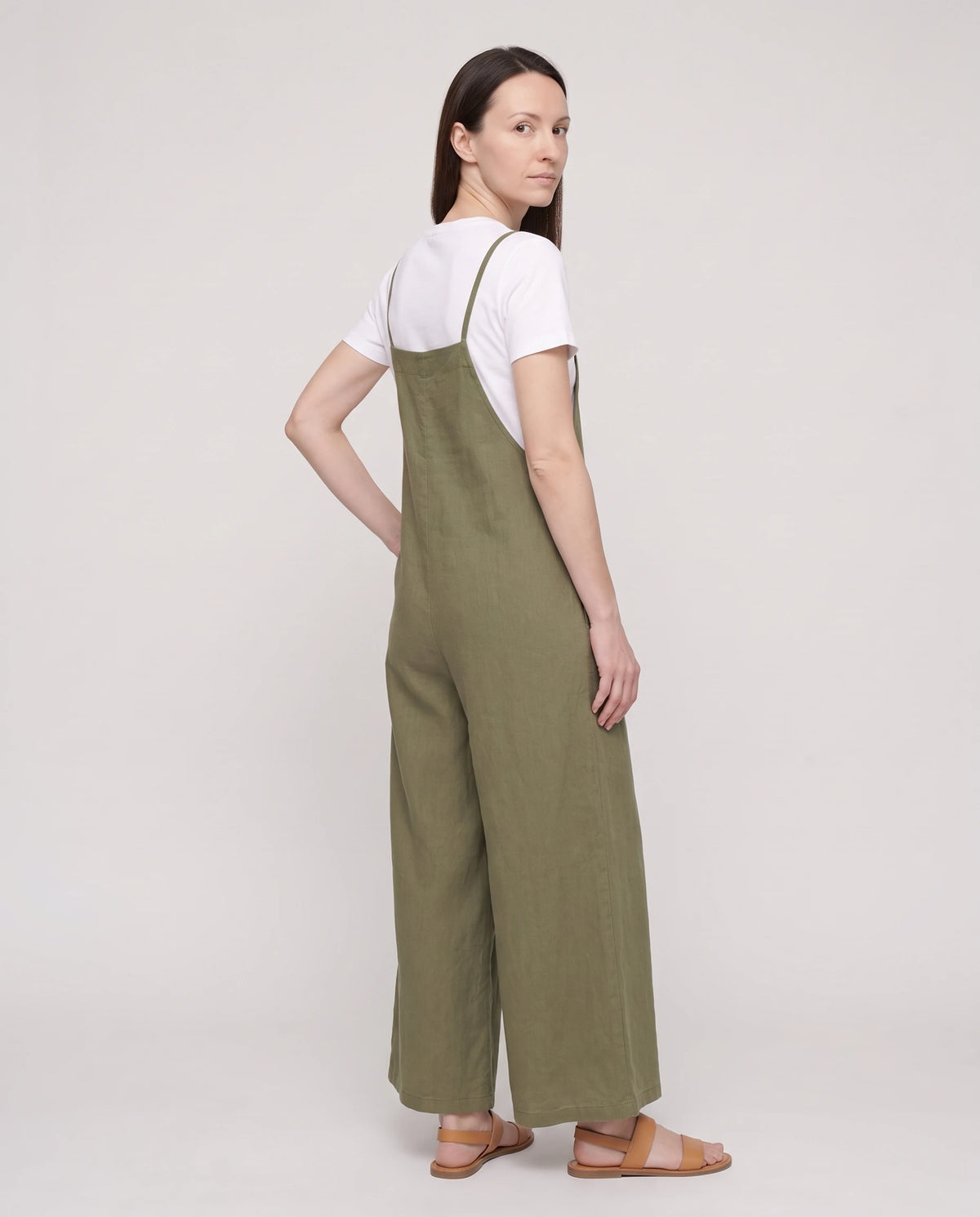 Salopette femme large en coton et lin La Palazzo, coloris vert militaire, vue de dos de trois quarts