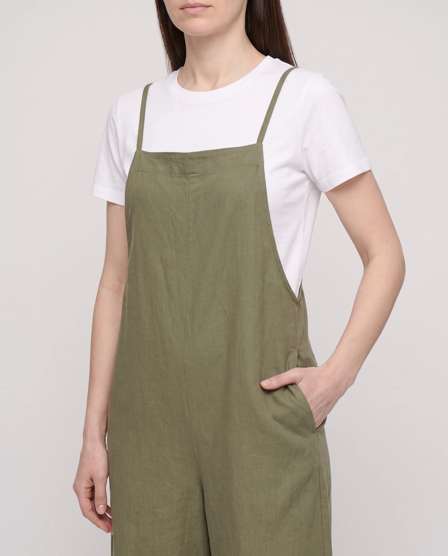 Salopette femme large en coton et lin La Palazzo, coloris vert militaire, détail de la bavette et de la poche