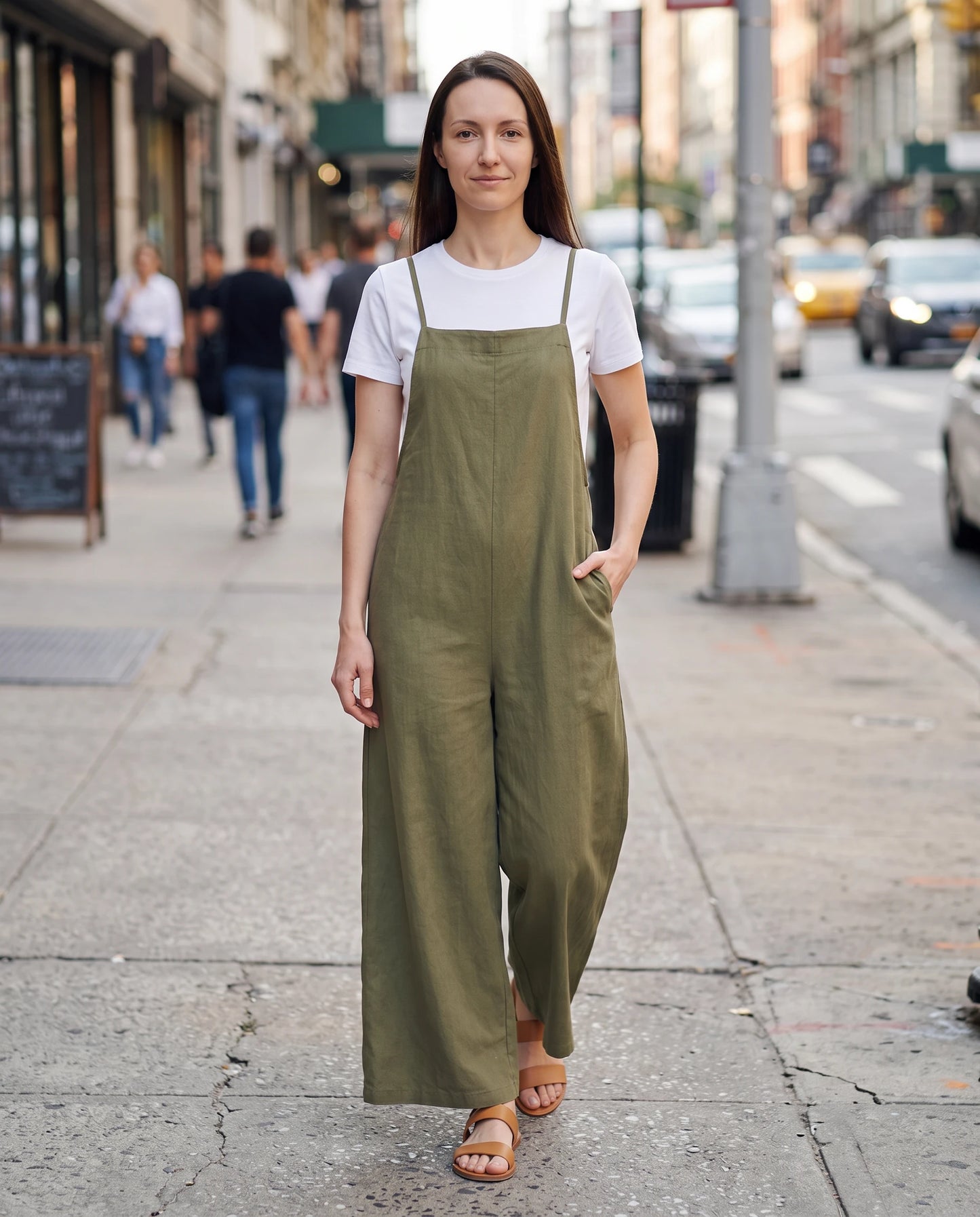 Salopette femme large en coton et lin La Palazzo, coloris vert militaire, portée en ville